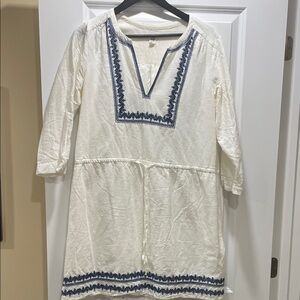 GAP Ivory Top with Navy Details